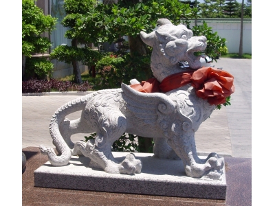 昂首石雕貔貅
