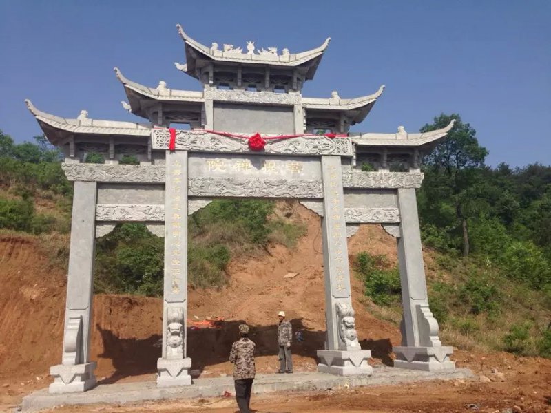 菩提寺石雕牌坊_石牌坊安装完成